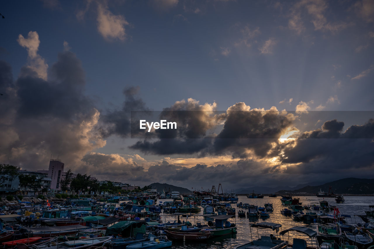 PANORAMIC VIEW OF SEA AND BUILDINGS AGAINST SKY