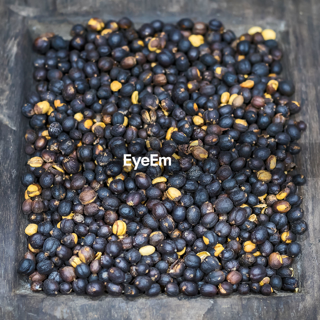 HIGH ANGLE VIEW OF BLUEBERRIES ON TABLE