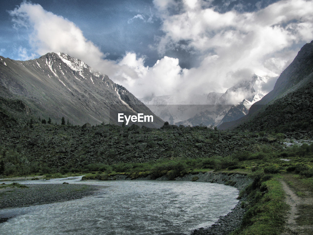 SCENIC VIEW OF MAJESTIC MOUNTAINS AGAINST CLOUDY SKY