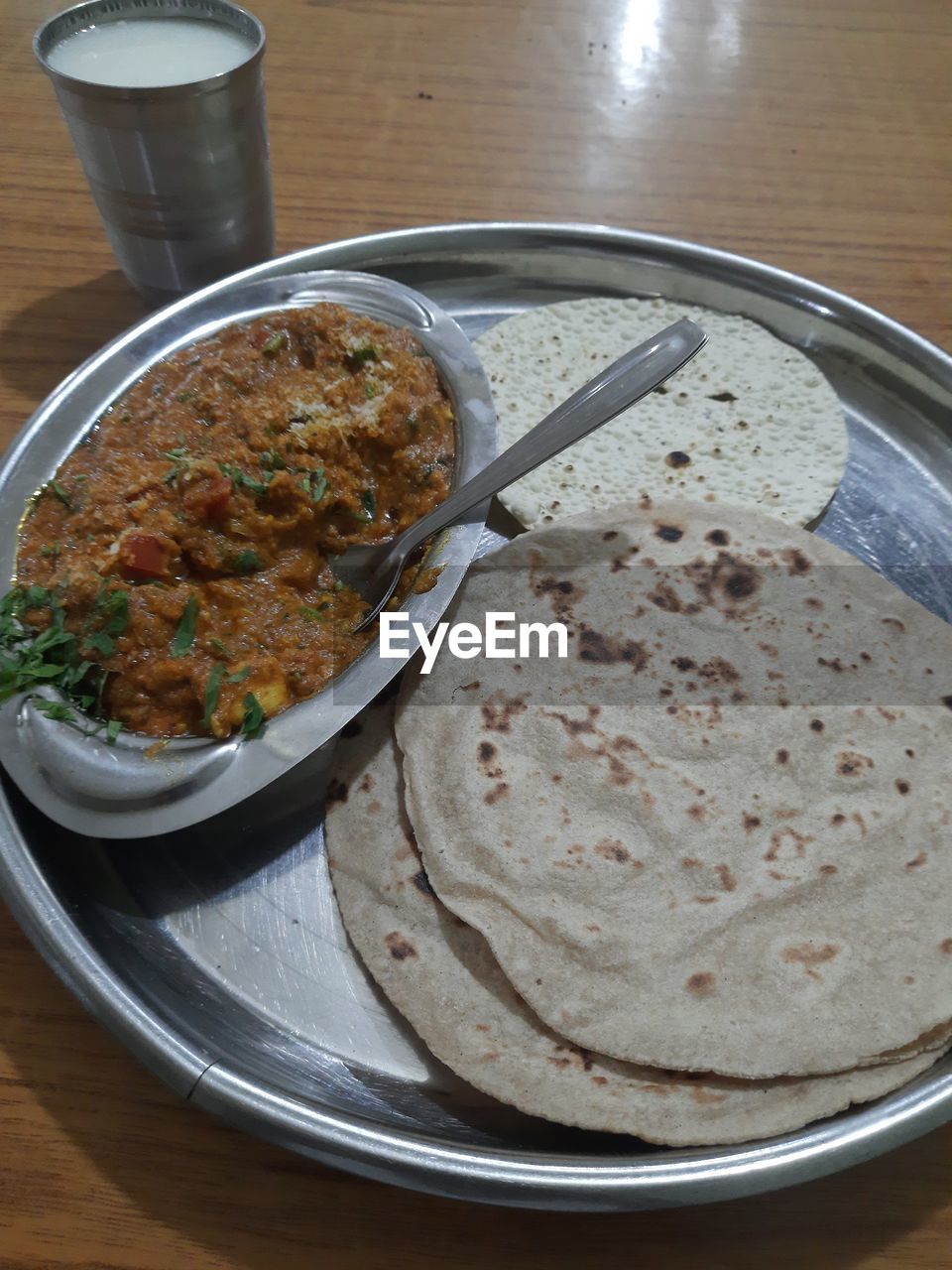 HIGH ANGLE VIEW OF BREAKFAST IN BOWL