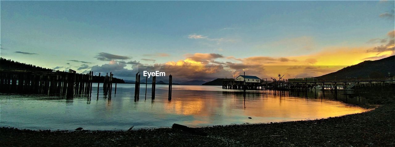 PANORAMIC VIEW OF LAKE AGAINST SKY DURING SUNSET