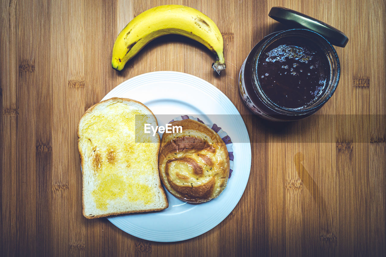 HIGH ANGLE VIEW OF BREAKFAST IN PLATE ON TABLE