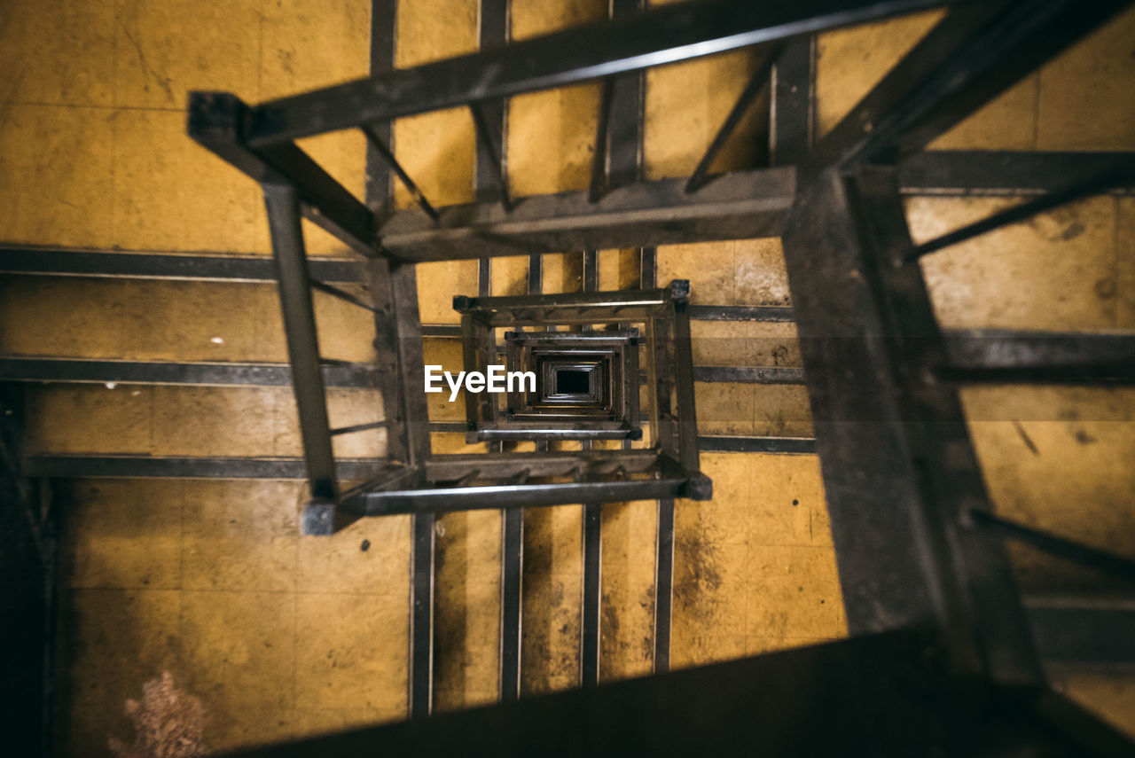 CLOSE-UP OF SPIRAL STAIRS IN STAIRCASE