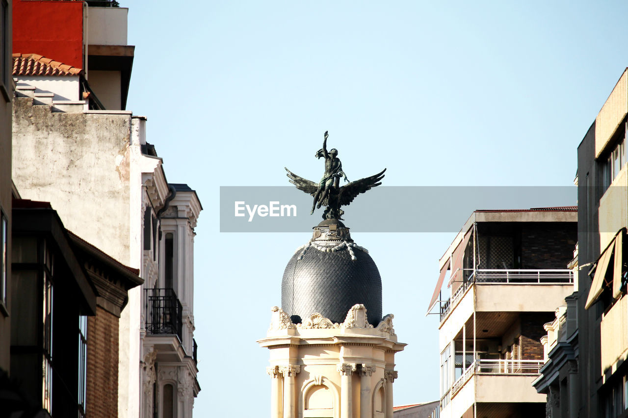 LOW ANGLE VIEW OF STATUE OF HISTORIC BUILDING