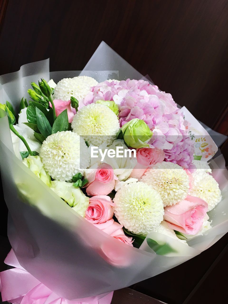 CLOSE-UP VIEW OF BOUQUET