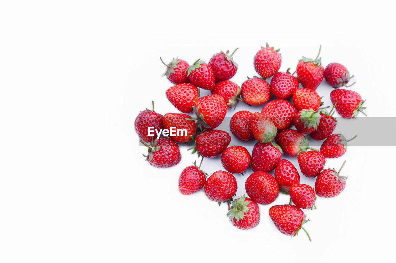 CLOSE-UP OF STRAWBERRIES