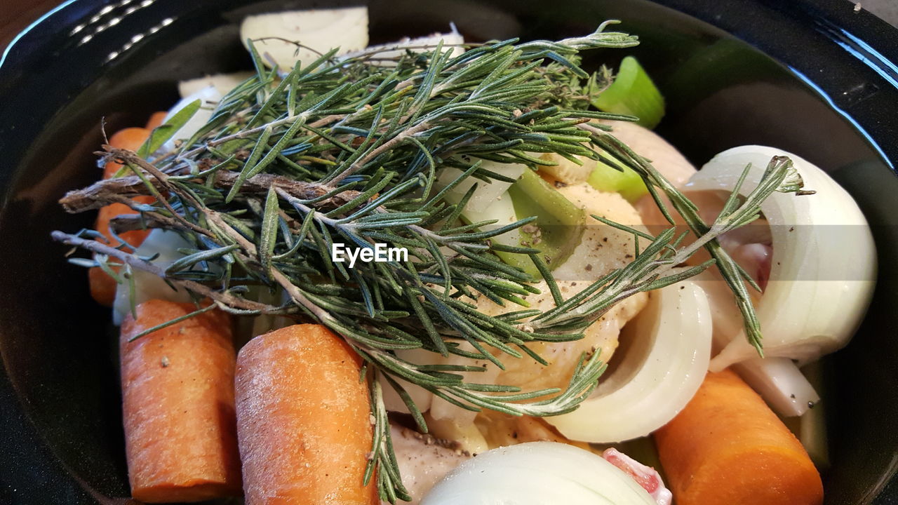 CLOSE-UP OF VEGETABLES