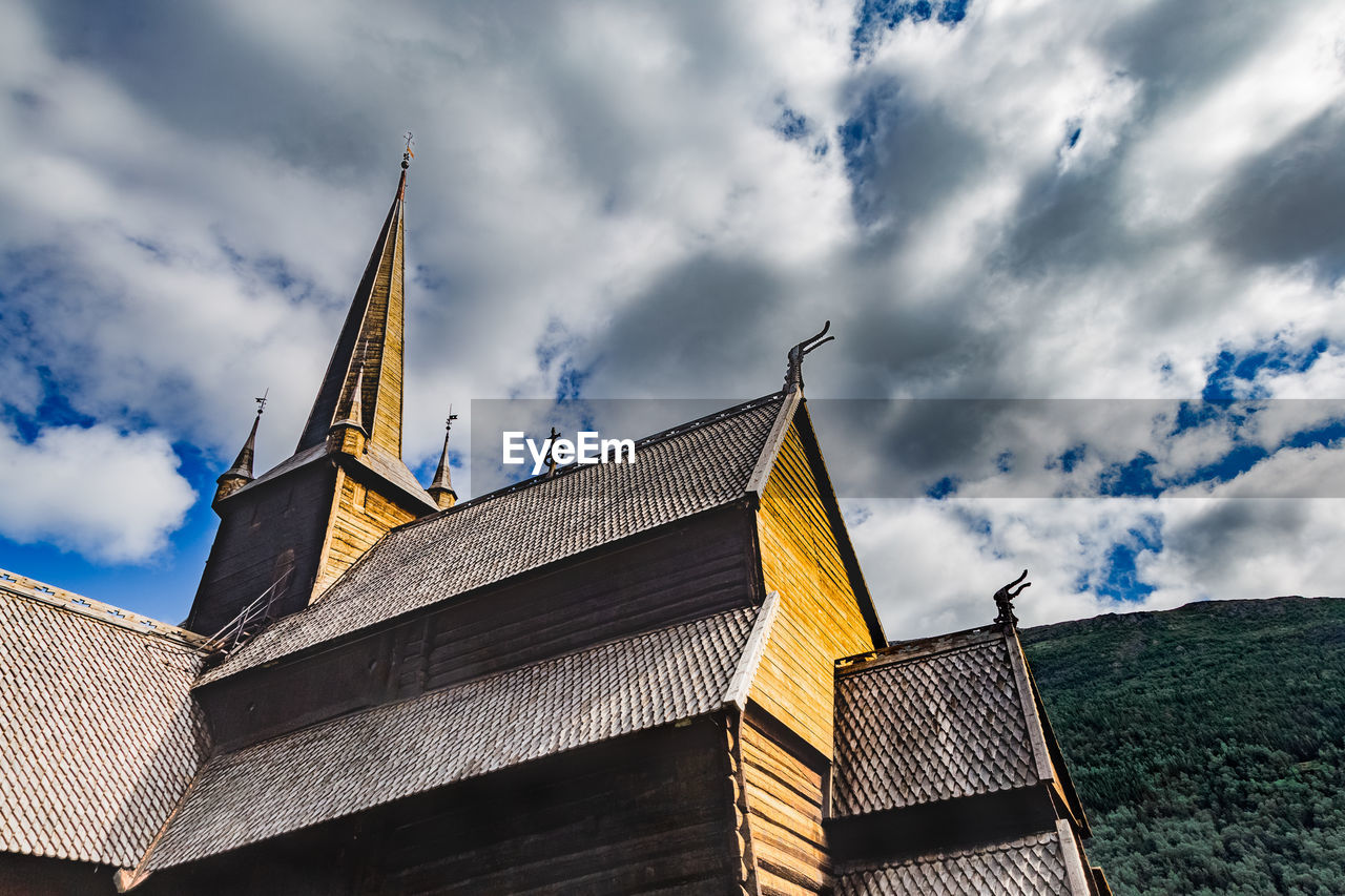 LOW ANGLE VIEW OF BUILDINGS AGAINST SKY