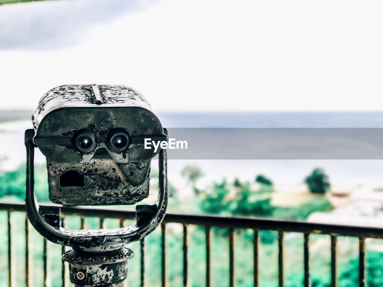 Coin-operated binocular against sea