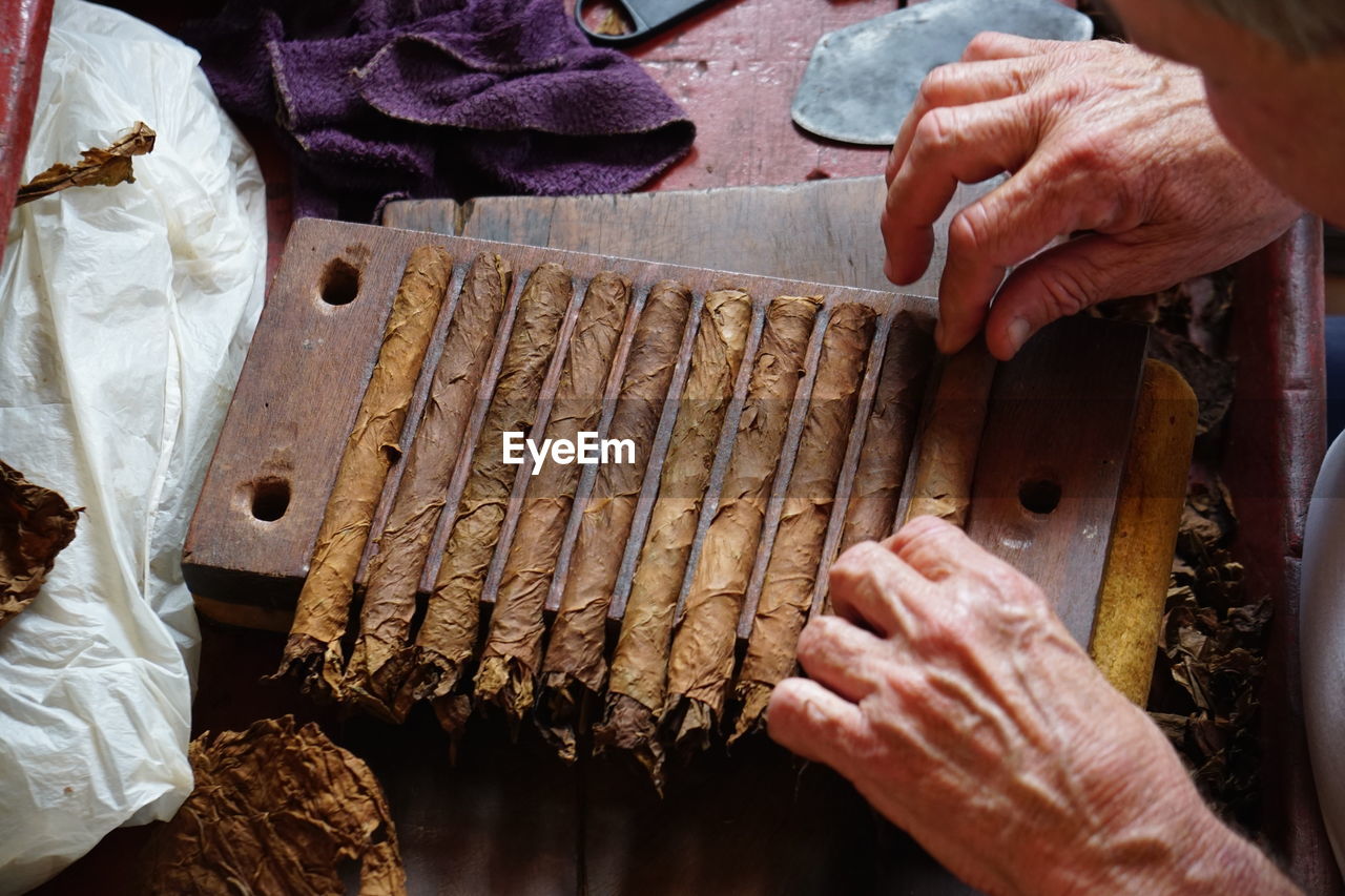 HIGH ANGLE VIEW OF MAN HAND HOLDING FOOD