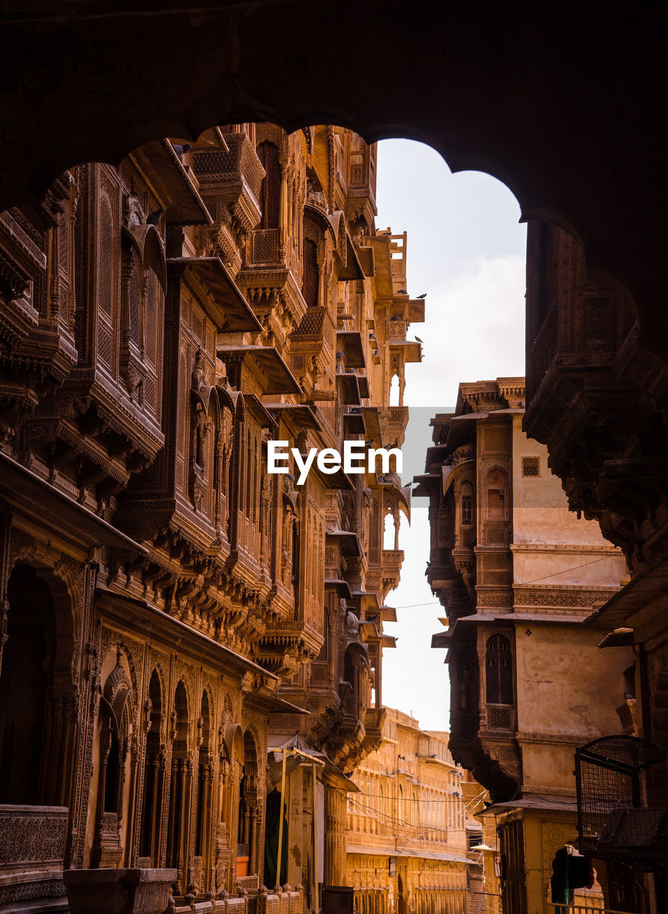 LOW ANGLE VIEW OF HISTORICAL BUILDINGS AGAINST SKY