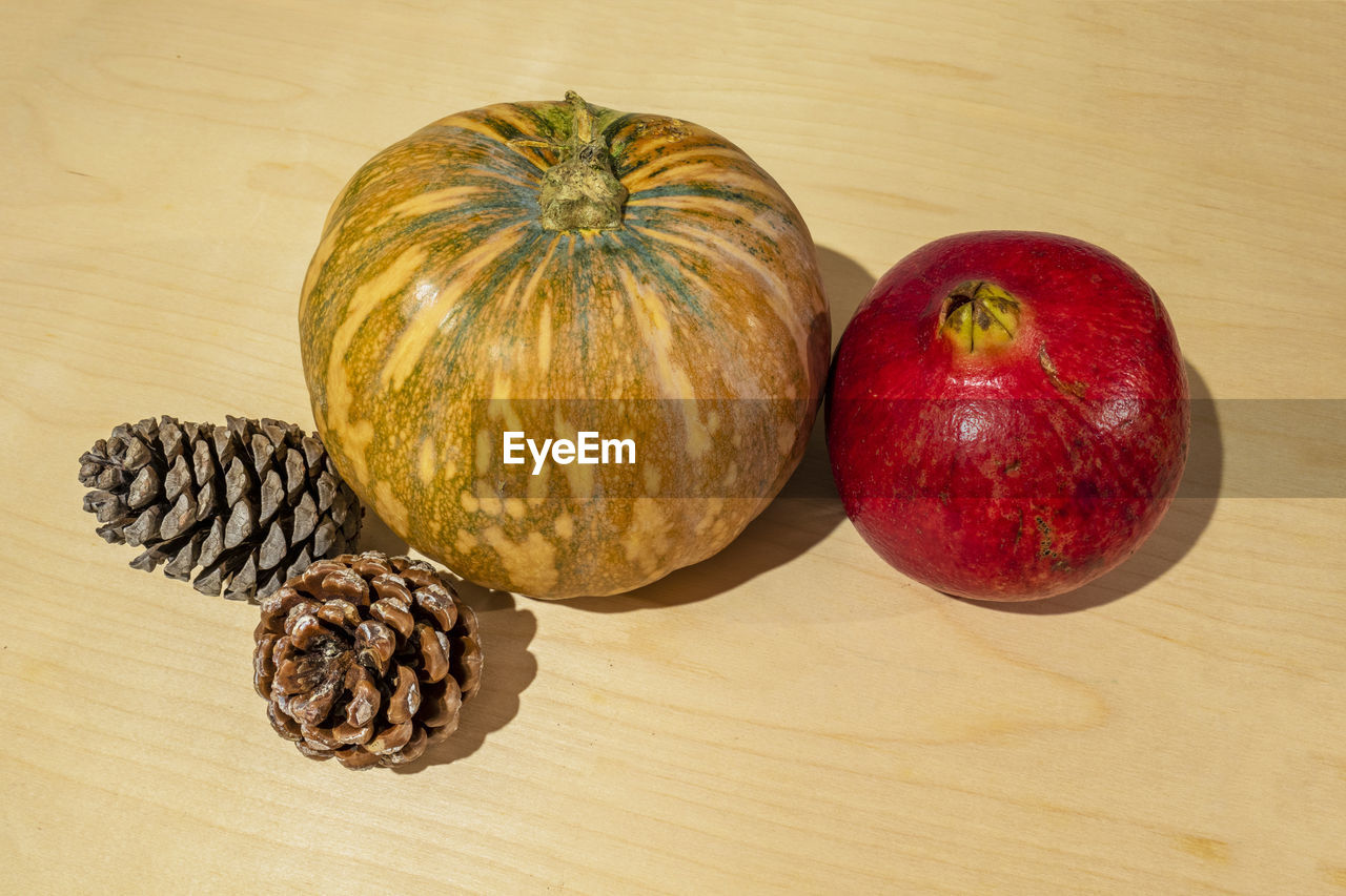 DIRECTLY ABOVE SHOT OF FRUITS ON TABLE