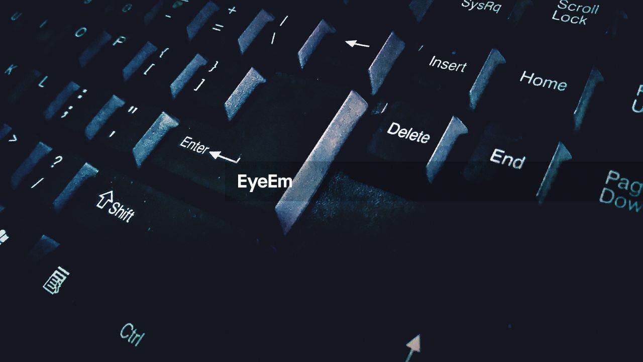 FULL FRAME SHOT OF LAPTOP KEYBOARD