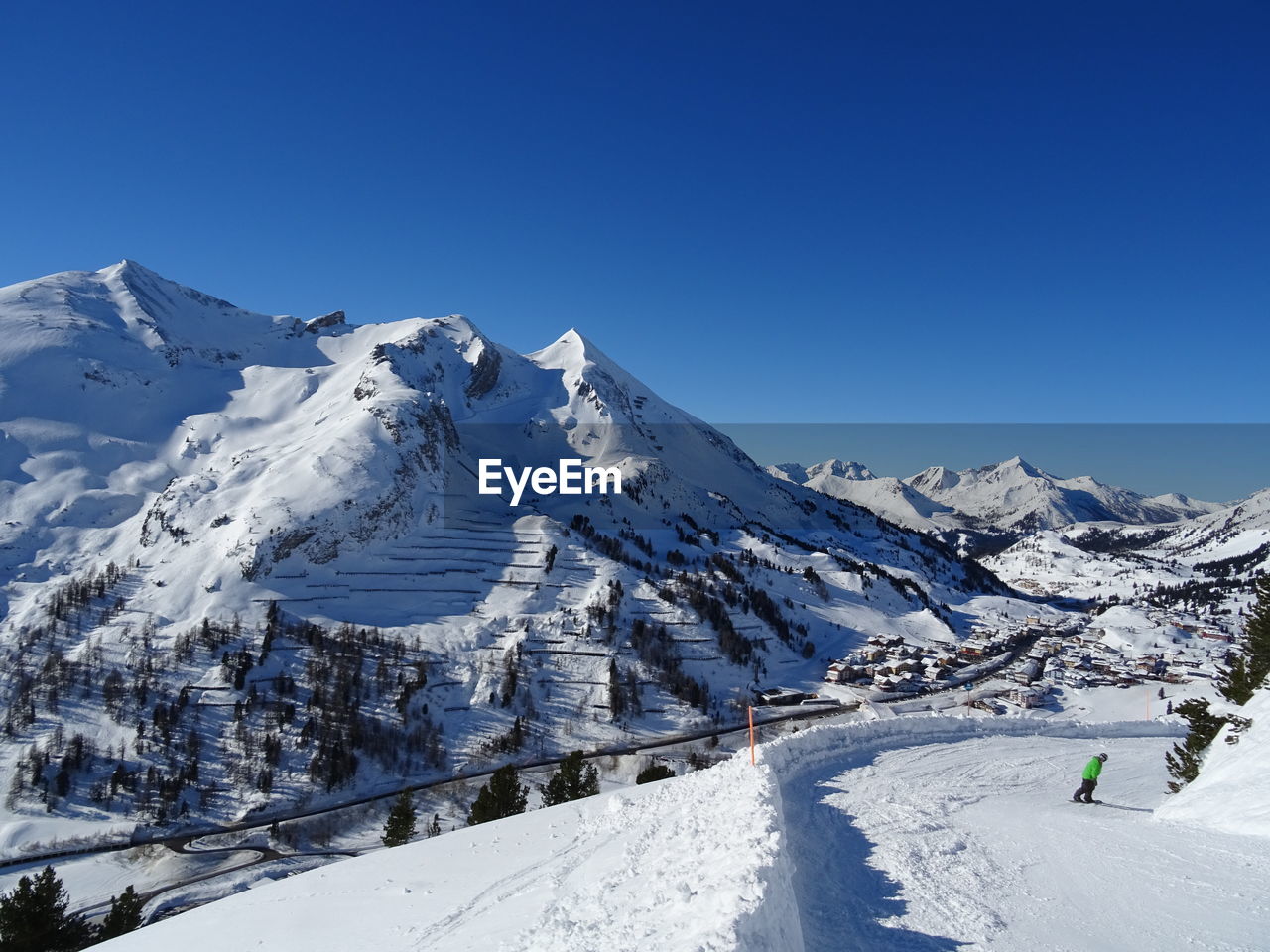 SCENIC VIEW OF SNOWCAPPED MOUNTAINS AGAINST CLEAR SKY