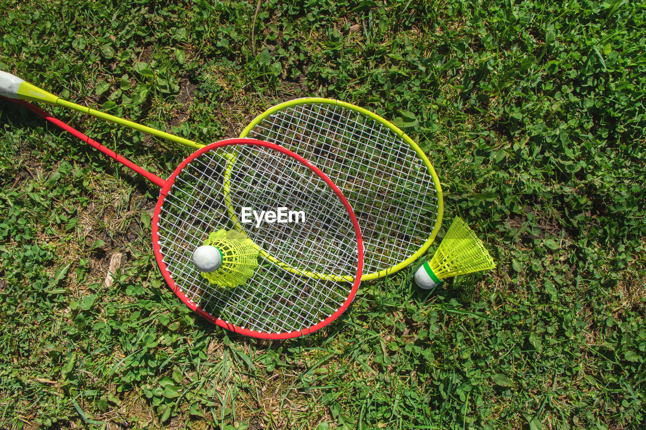 HIGH ANGLE VIEW OF BALL ON FIELD BY GREEN GRASS