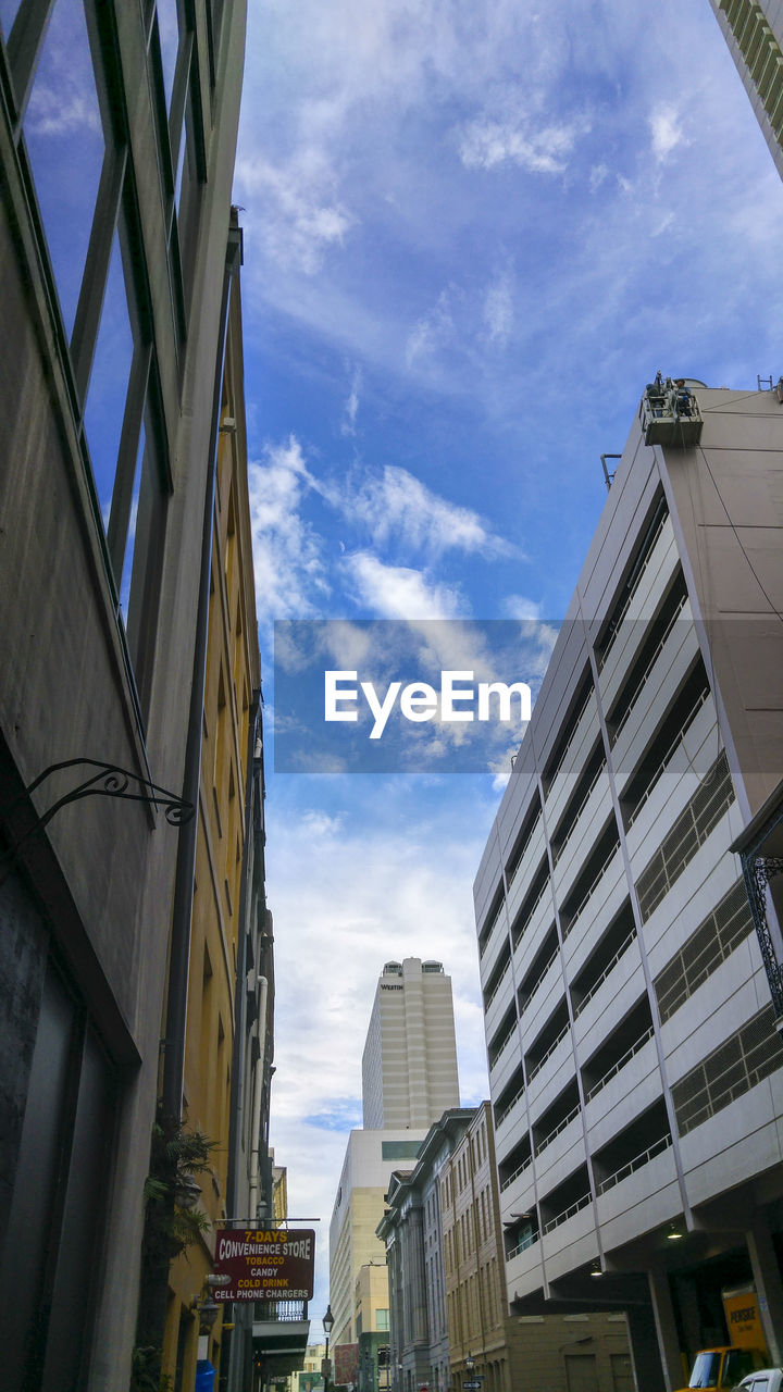 LOW ANGLE VIEW OF MODERN BUILDING AGAINST SKY