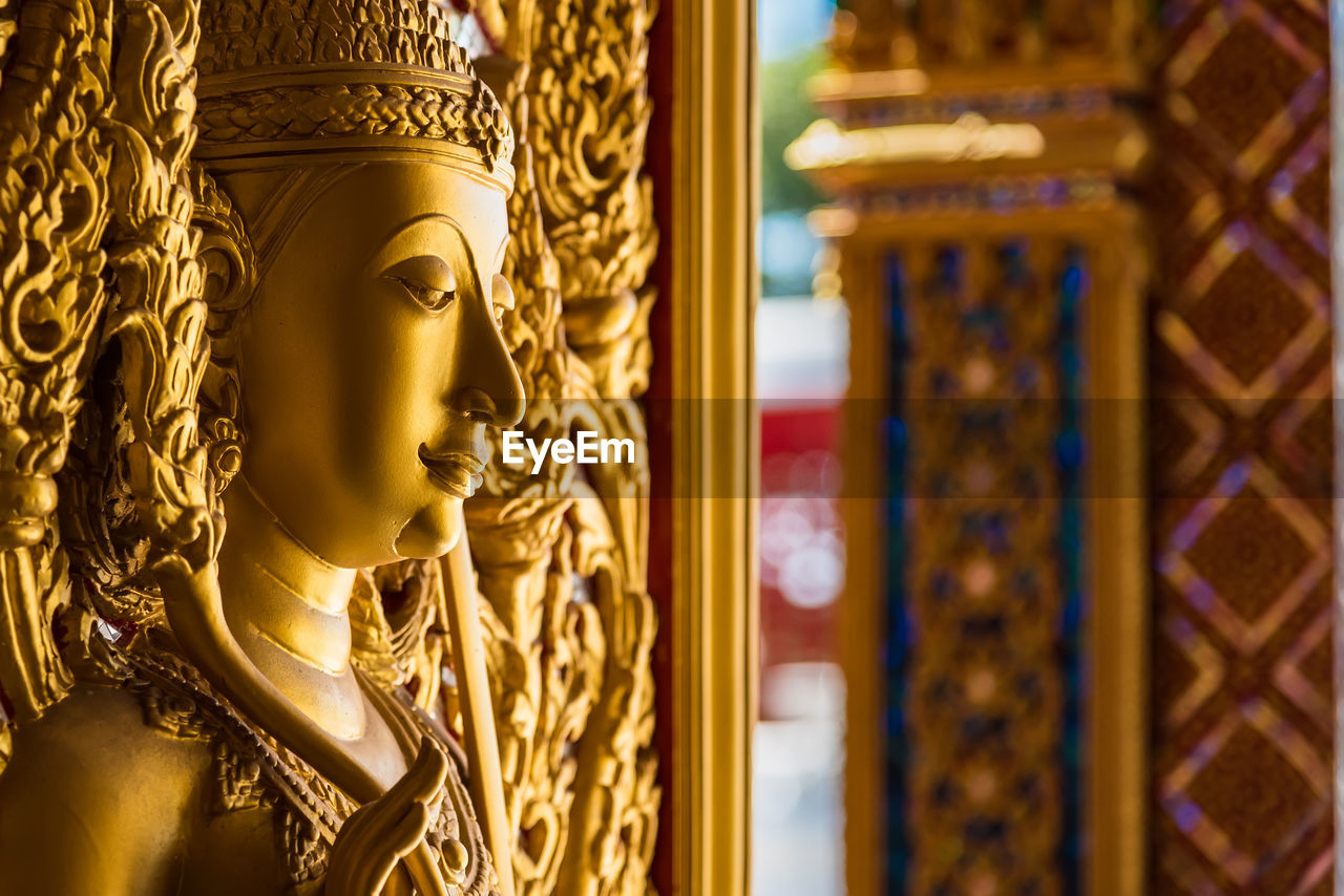 SCULPTURE OF BUDDHA STATUE OUTSIDE TEMPLE