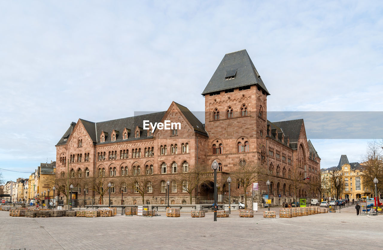 OLD BUILDINGS IN CITY