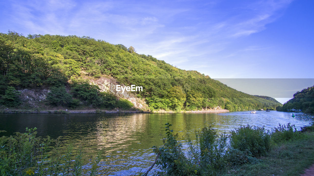 SCENIC VIEW OF LAKE BY MOUNTAINS AGAINST SKY