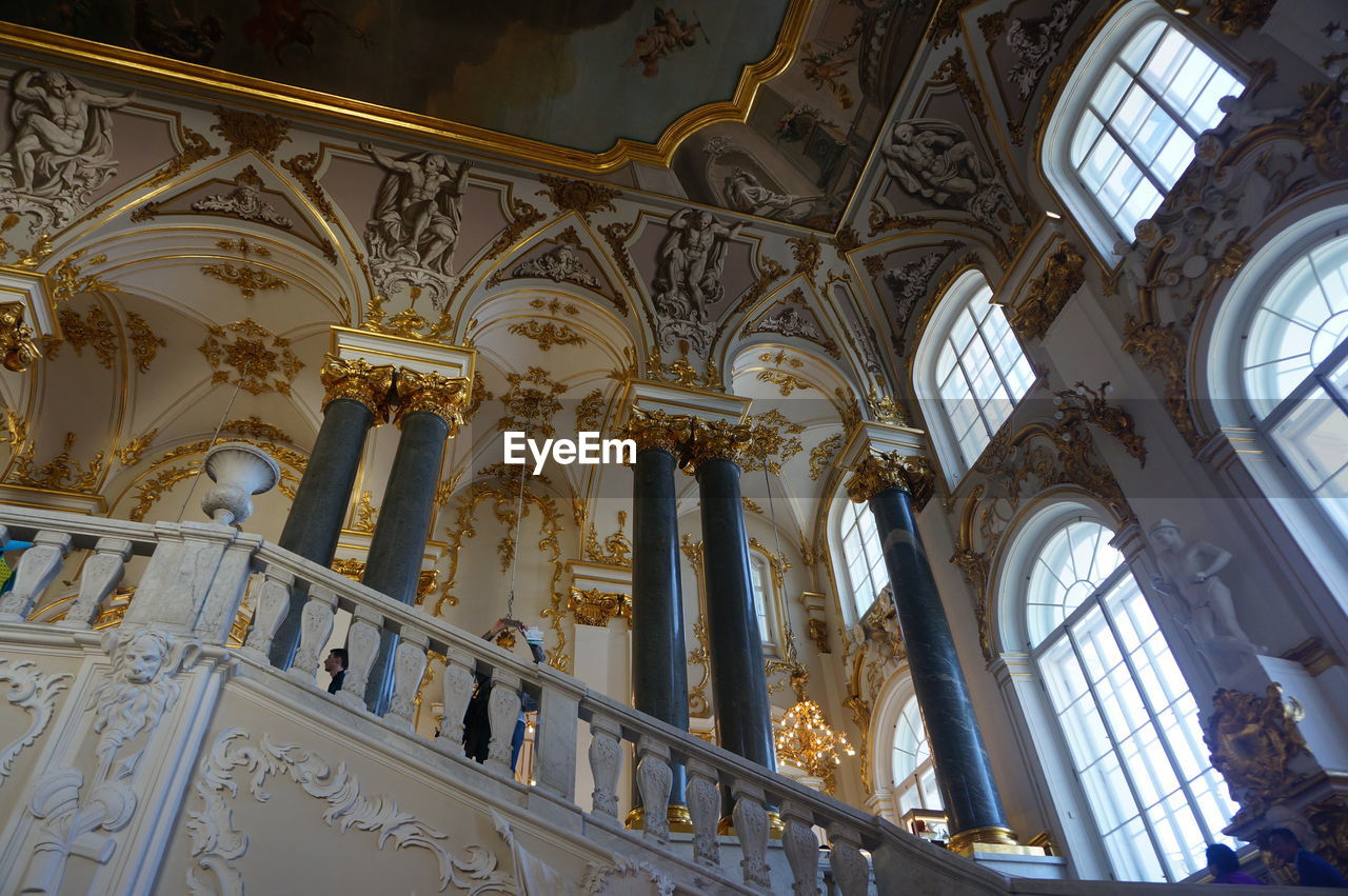 LOW ANGLE VIEW OF ORNATE CEILING IN BUILDING