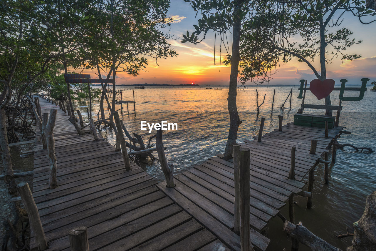 SCENIC VIEW OF LAKE DURING SUNSET