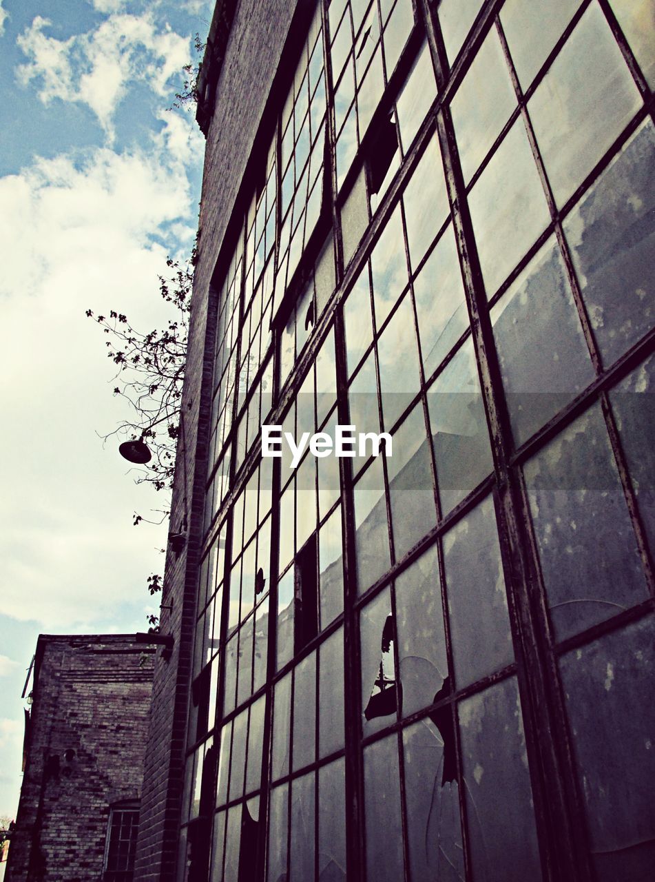 LOW ANGLE VIEW OF MODERN BUILDINGS AGAINST SKY