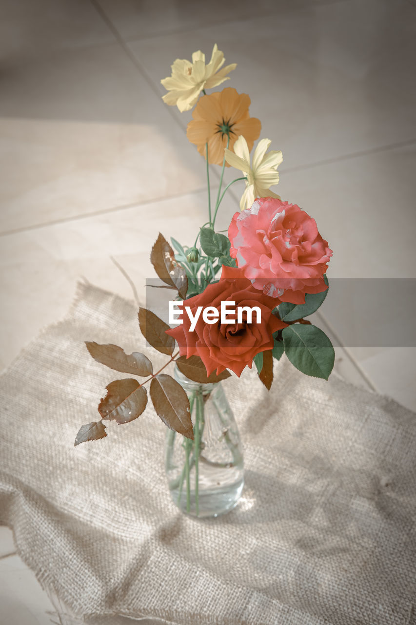 CLOSE-UP OF ROSE BOUQUET IN VASE