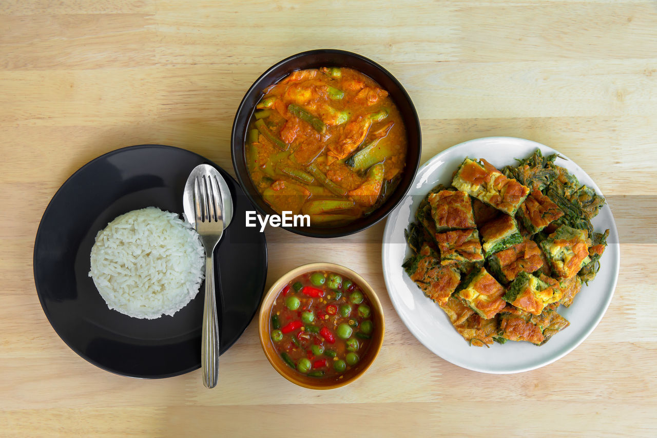 HIGH ANGLE VIEW OF MEAL SERVED IN BOWL ON TABLE