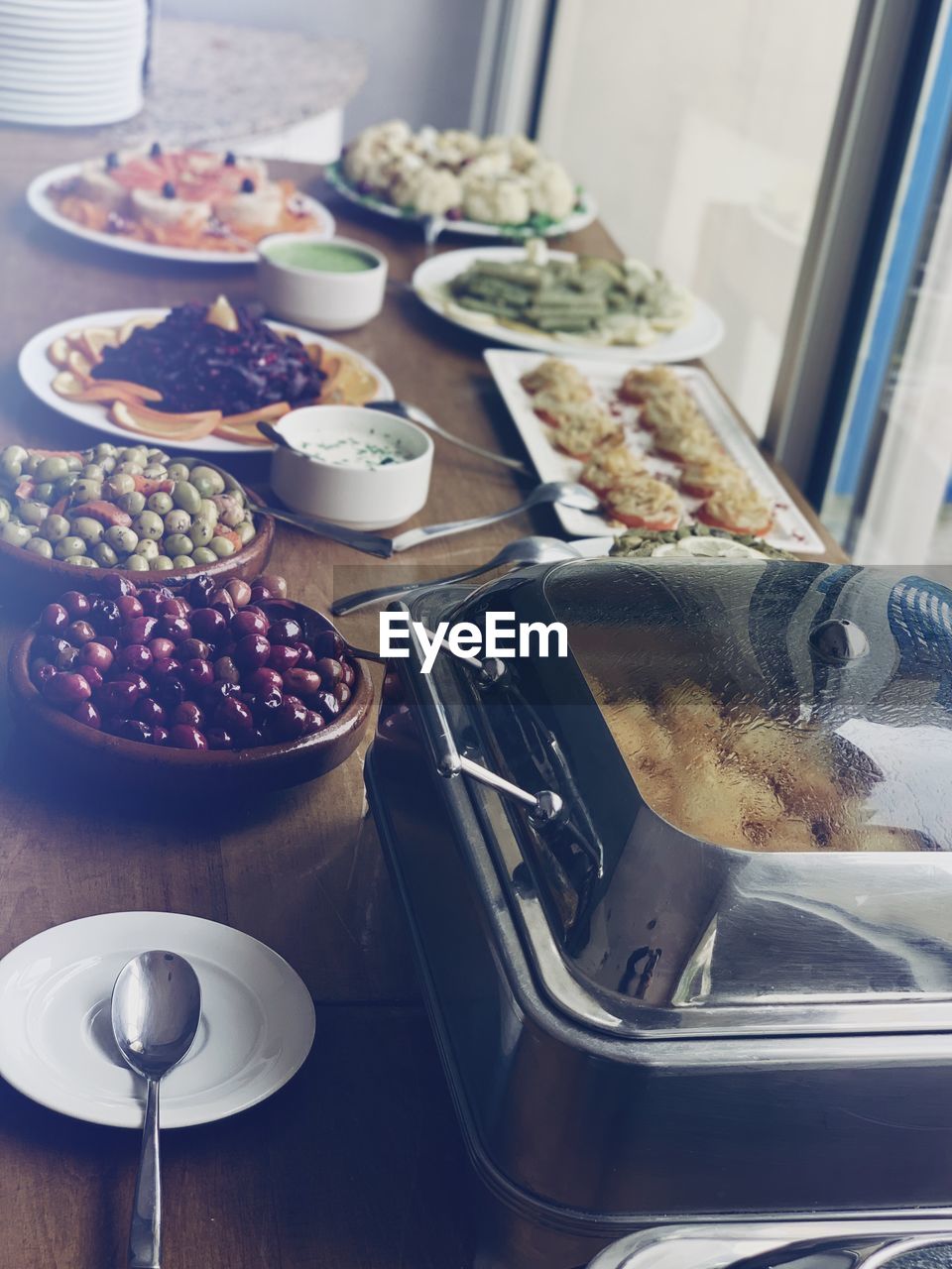 HIGH ANGLE VIEW OF BREAKFAST IN PLATE