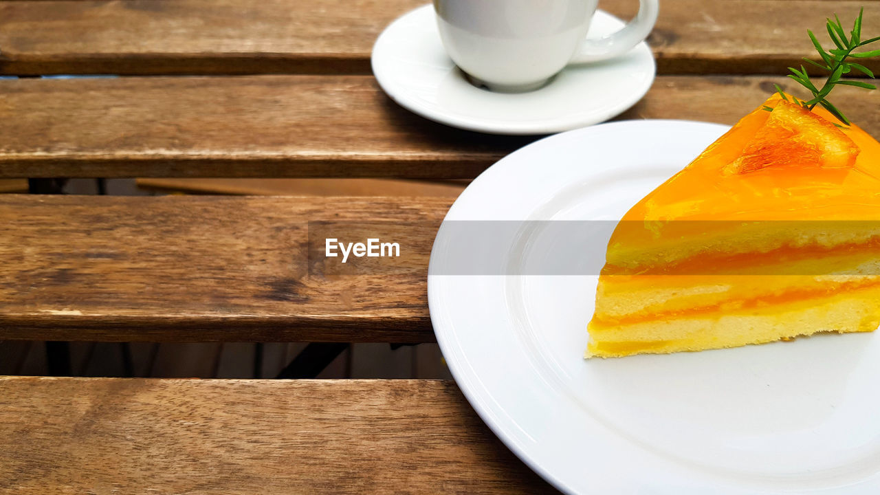 HIGH ANGLE VIEW OF CAKE IN PLATE