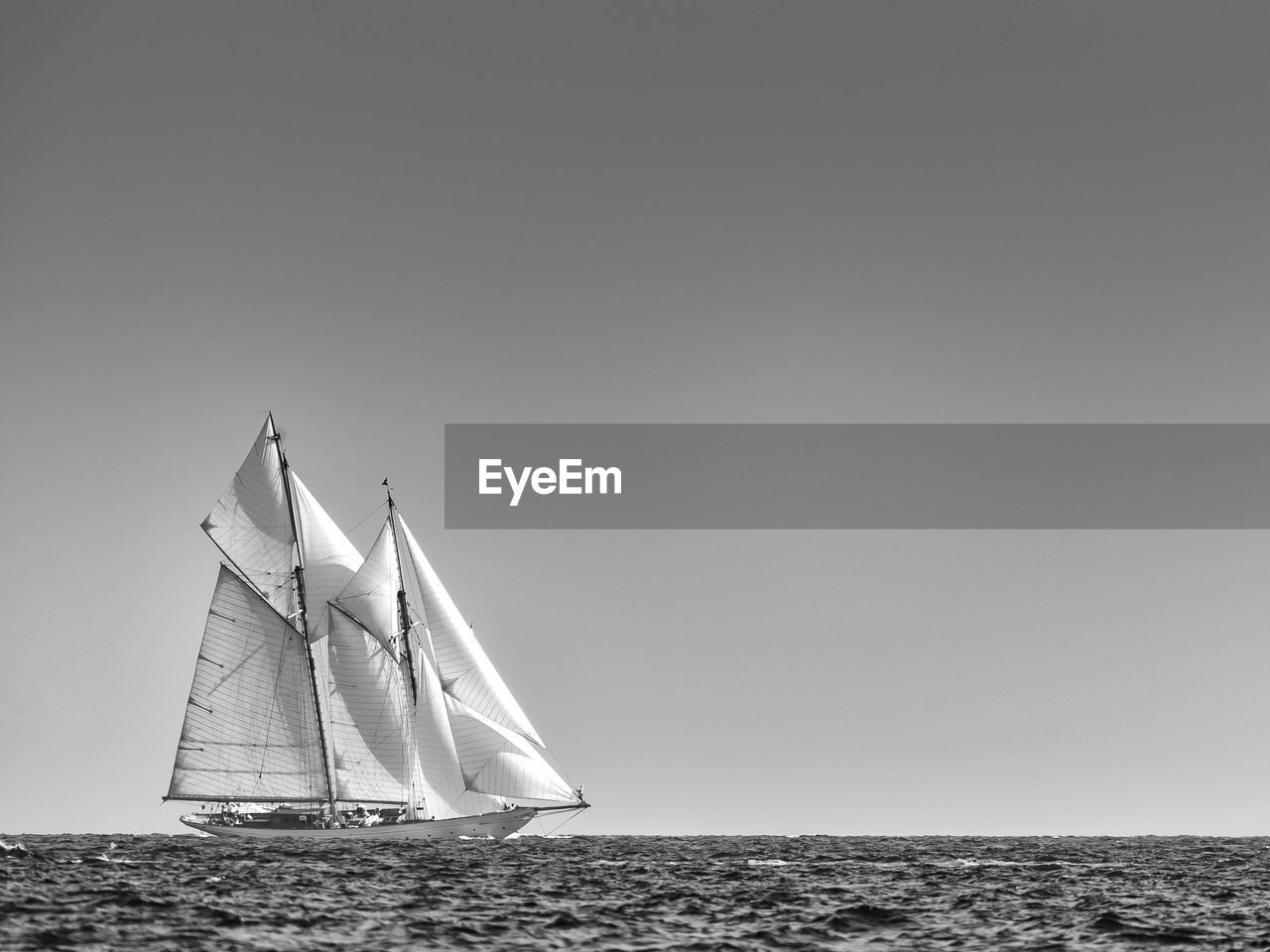 SAILBOAT IN SEA AGAINST CLEAR SKY