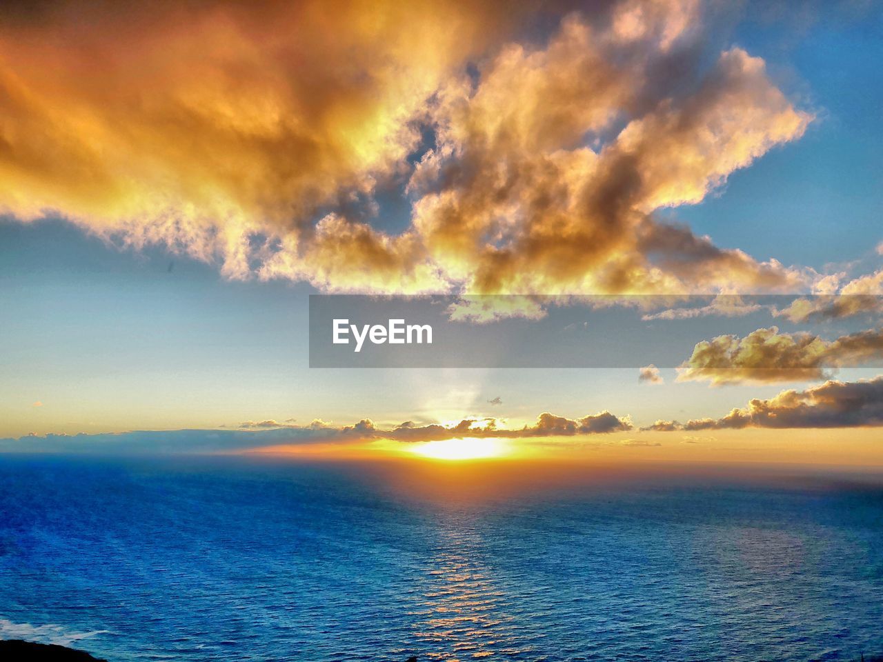 IDYLLIC SHOT OF SEA AGAINST SUNSET SKY