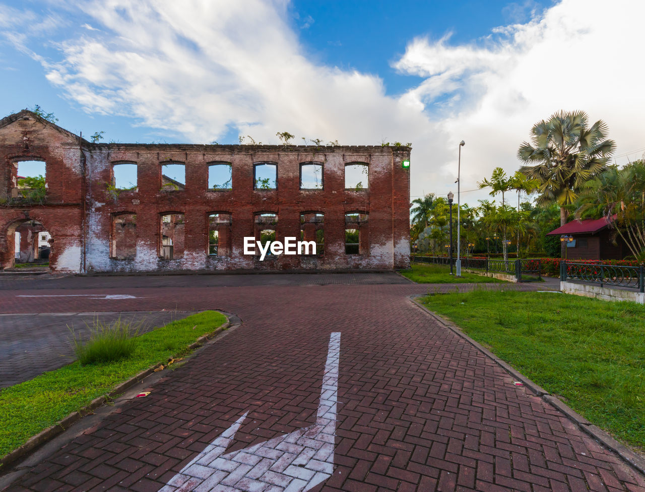 VIEW OF BUILDINGS IN CITY