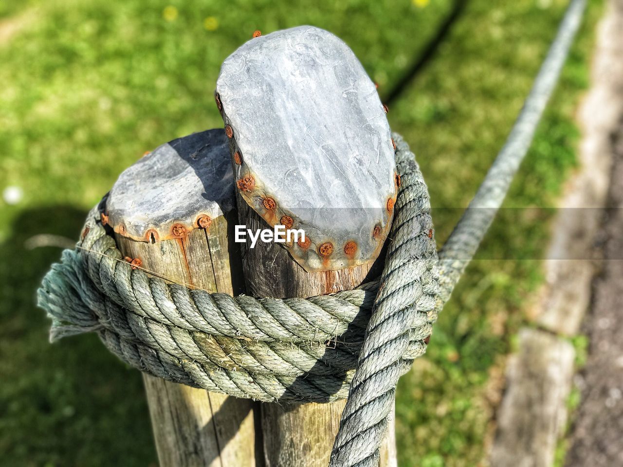 CLOSE-UP OF ROPE ON WOODEN POST