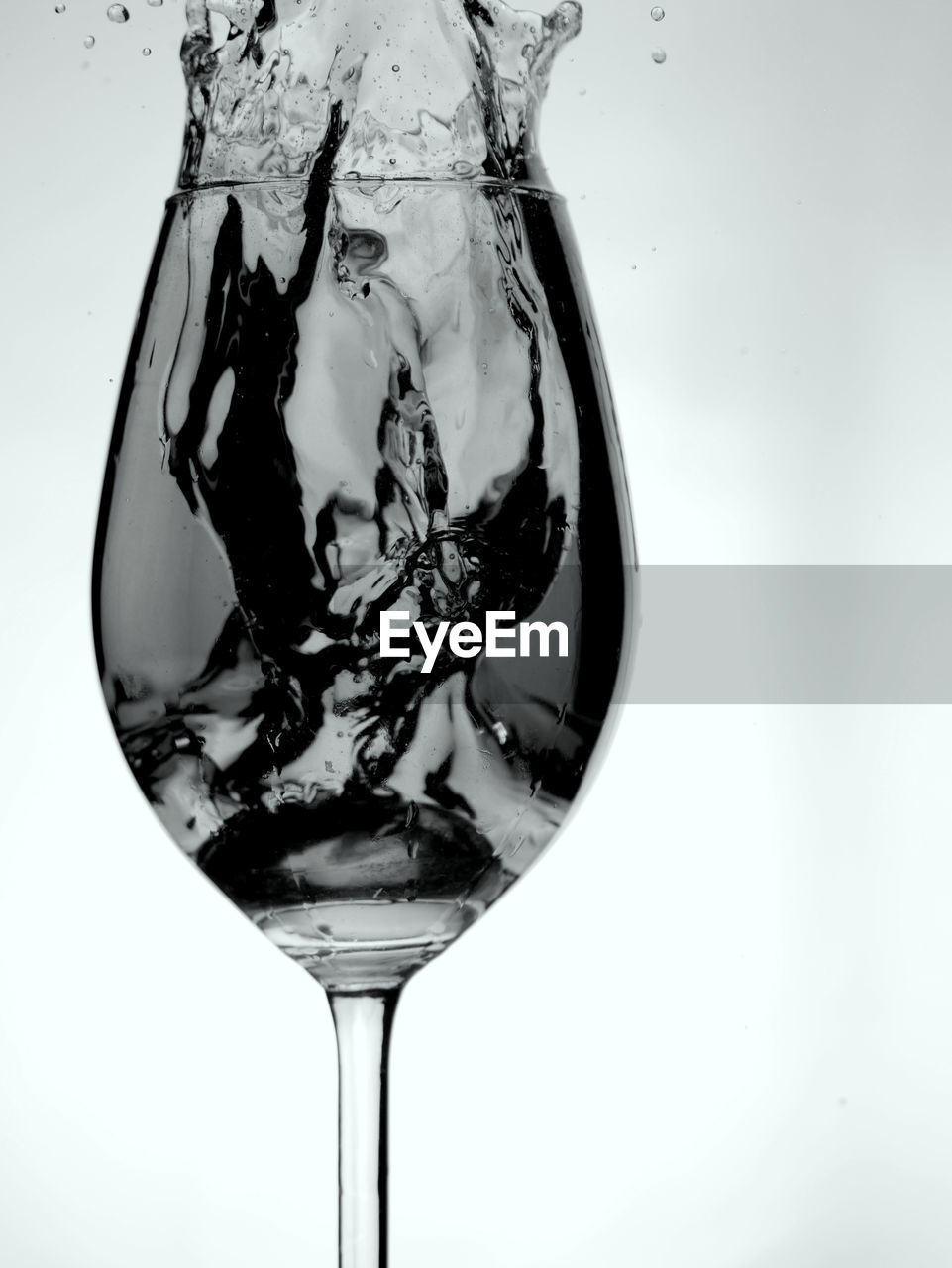 CLOSE-UP OF WINEGLASS ON WHITE BACKGROUND