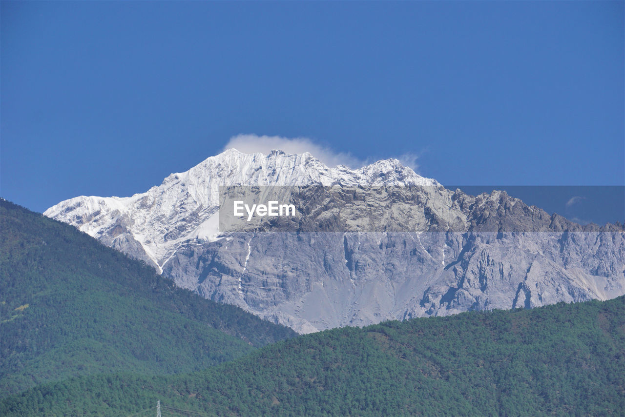 SCENIC VIEW OF SNOWCAPPED MOUNTAIN AGAINST BLUE SKY