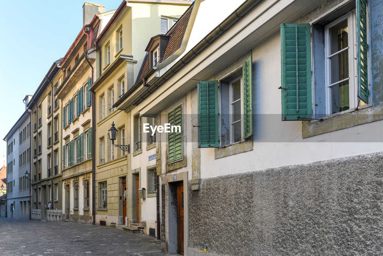 LOW ANGLE VIEW OF BUILDINGS AGAINST SKY