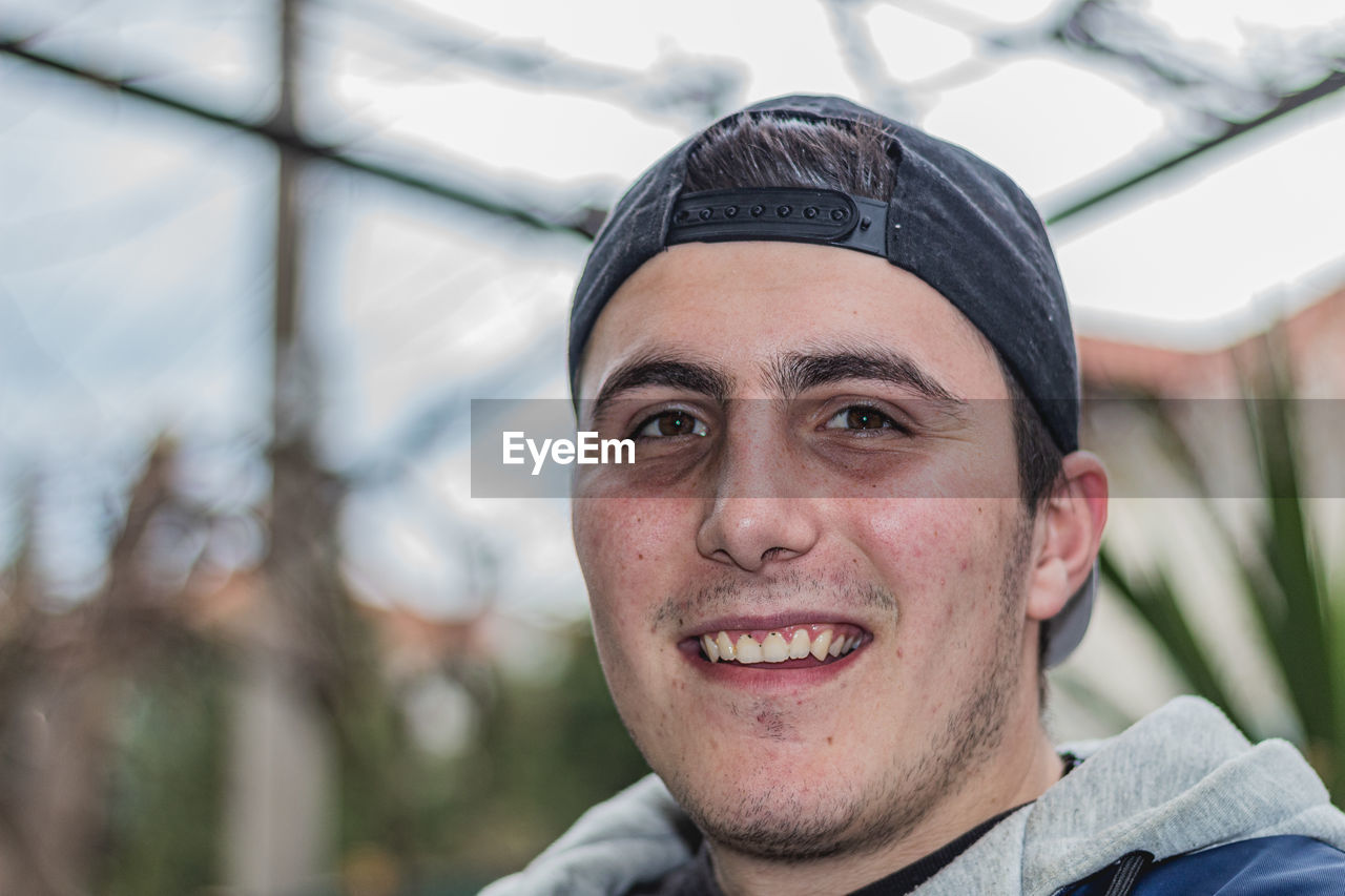 PORTRAIT OF A YOUNG MAN SMILING