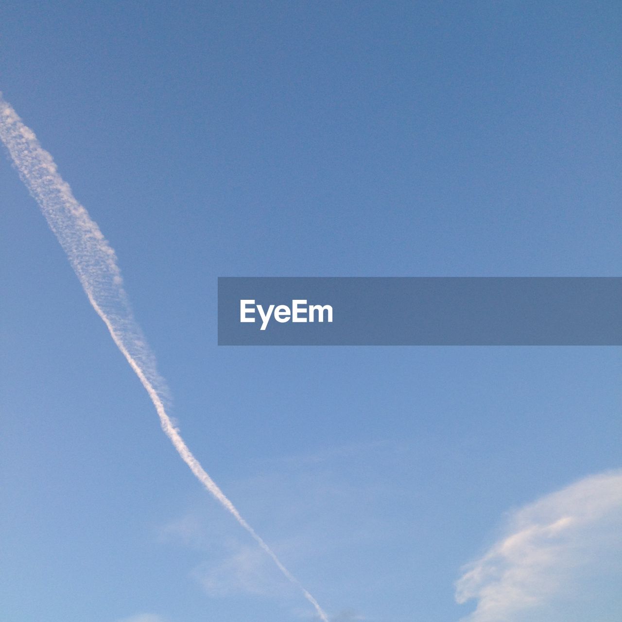 LOW ANGLE VIEW OF VAPOR TRAIL AGAINST SKY