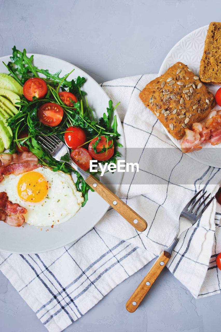 HIGH ANGLE VIEW OF BREAKFAST IN PLATE