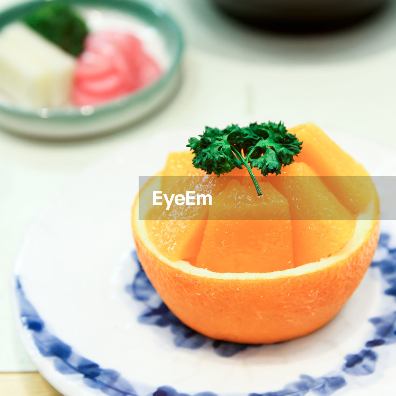 HIGH ANGLE VIEW OF FRUIT IN PLATE ON TABLE