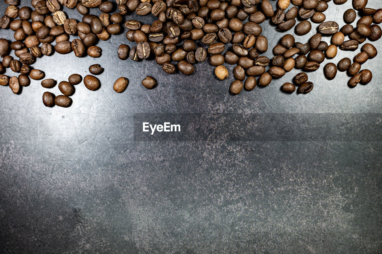 HIGH ANGLE VIEW OF COFFEE BEANS IN ROW