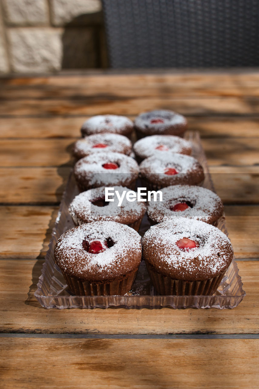 CLOSE-UP OF CUPCAKE ON TABLE