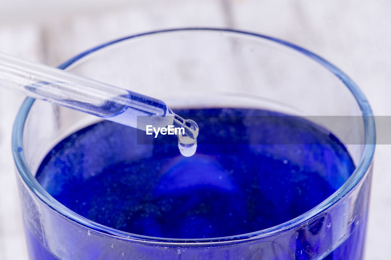 HIGH ANGLE VIEW OF WATER IN GLASS