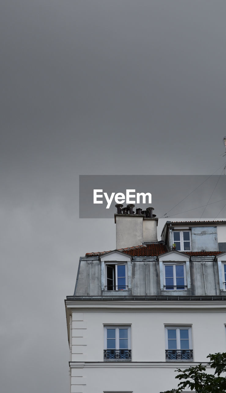 LOW ANGLE VIEW OF BUILT STRUCTURE AGAINST SKY