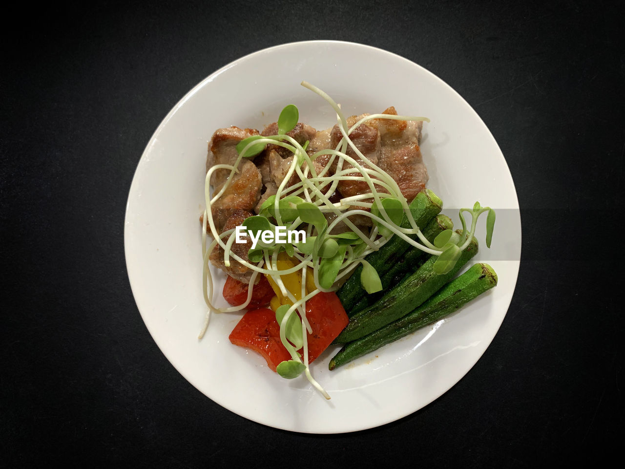 DIRECTLY ABOVE SHOT OF VEGETABLES IN PLATE