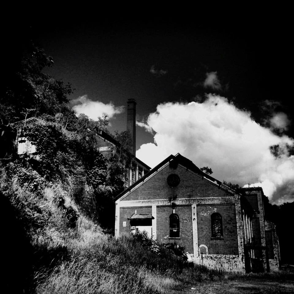 LOW ANGLE VIEW OF BUILT STRUCTURE AGAINST SKY