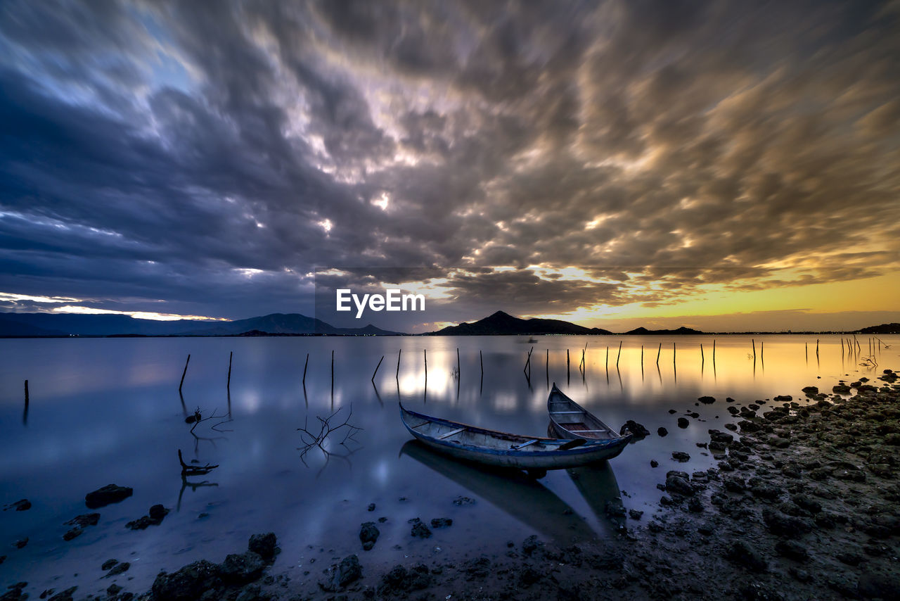 SCENIC VIEW OF DRAMATIC SKY OVER LAKE