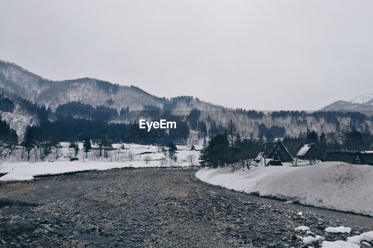 SCENIC VIEW OF SNOW MOUNTAINS AGAINST SKY