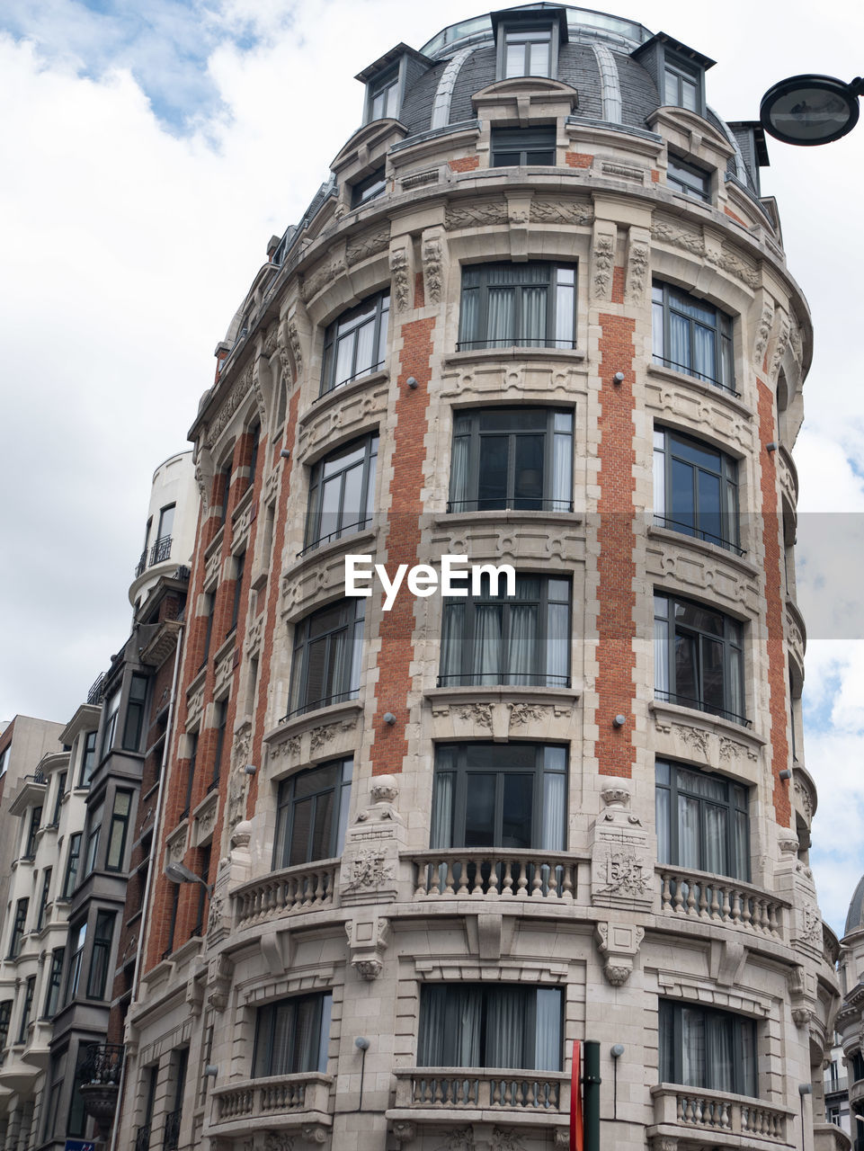 LOW ANGLE VIEW OF OLD BUILDING AGAINST SKY